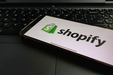 KONSKIE, POLAND - 17 Eylül 2022: Ofisteki akıllı telefon ekranında Shopify logosu sergilendi. Shopify Inc. Kanadalı çok uluslu bir e-ticaret şirketidir.