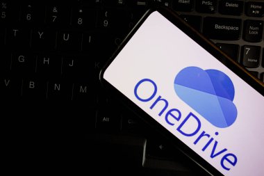 KONSKIE, POLAND - 17 Eylül 2022: Microsoft OneDrive logosu ofisteki akıllı telefon ekranında sergilendi. Microsoft OneDrive, Microsoft tarafından işletilen bir dosya sunucu servisidir.