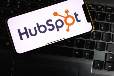 KONSKIE, POLAND - 17 Eylül 2022: HubSpot logosu ofisteki akıllı telefon ekranında sergilendi. HubSpot, gelen pazarlama, satış ve müşteri hizmetleri için yazılım ürünleri üreticisi ve pazarlamacısıdır.