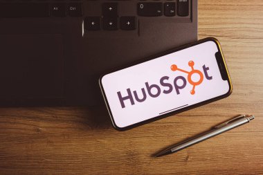 KONSKIE, POLAND - 17 Eylül 2022: HubSpot logosu ofisteki akıllı telefon ekranında sergilendi. HubSpot, gelen pazarlama, satış ve müşteri hizmetleri için yazılım ürünleri üreticisi ve pazarlamacısıdır.