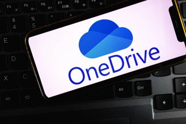 KONSKIE, POLAND - 17 Eylül 2022: Microsoft OneDrive logosu ofisteki akıllı telefon ekranında sergilendi. Microsoft OneDrive, Microsoft tarafından işletilen bir dosya sunucu servisidir.