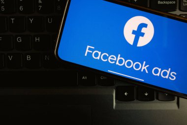 KONSKIE, POLAND - 17 Eylül 2022: Facebook reklamları ofisteki akıllı telefon ekranında gösteriliyor