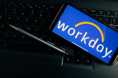 KONSKIE, POLAND - 17 Eylül 2022: Ofisteki akıllı telefon ekranında işgünü logosu gösterildi. Workday, Inc., ABD merkezli (bulut tabanlı) finansal yönetim, insan sermaye yönetimi ve Öğrenci Bilgi Sistemi yazılım sağlayıcısı.
