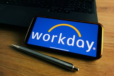 KONSKIE, POLAND - 17 Eylül 2022: Ofisteki akıllı telefon ekranında işgünü logosu gösterildi. Workday, Inc., ABD merkezli (bulut tabanlı) finansal yönetim, insan sermaye yönetimi ve Öğrenci Bilgi Sistemi yazılım sağlayıcısı.