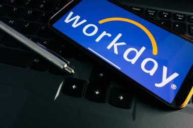 KONSKIE, POLAND - 17 Eylül 2022: Ofisteki akıllı telefon ekranında işgünü logosu gösterildi. Workday, Inc., ABD merkezli (bulut tabanlı) finansal yönetim, insan sermaye yönetimi ve Öğrenci Bilgi Sistemi yazılım sağlayıcısı.