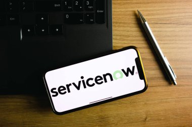 KONSKIE, POLAND - 17 Eylül 2022: ServiceNow logosu ofisteki akıllı telefon ekranında sergilendi. ServiceNow, şirketlerin dijital iş akışlarını yönetmesi için bir bulut hesaplama platformu geliştiren bir Amerikan yazılım şirketidir.