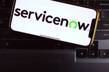 KONSKIE, POLAND - 17 Eylül 2022: ServiceNow logosu ofisteki akıllı telefon ekranında sergilendi. ServiceNow, şirketlerin dijital iş akışlarını yönetmesi için bir bulut hesaplama platformu geliştiren bir Amerikan yazılım şirketidir.