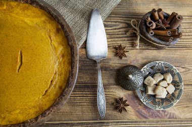 Kırsal ahşap masada tarçınlı balkabağı baharatlı sonbahar pastası. Mevsimlik ev yapımı hamur işi.