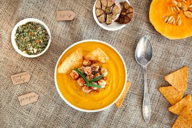 Nohut ve patates kızartmalı kremalı balkabağı çorbası.. 