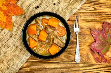 Lezzetli et kebabı, balkabağı, lezzetli sonbahar sıcak yemeği ahşap kırsal masa, üst manzara.. 
