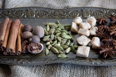 Sonbahar tatlısı pişirmek için baharat çeşitleri, özellikle de balkabağı baharatı pişirmek için.. 