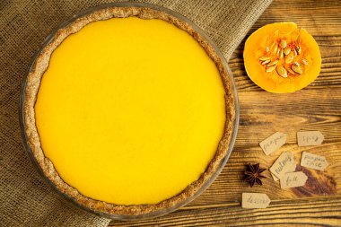 Geleneksel Amerikan balkabağı turtası kırsal arka planda, üst manzara. 