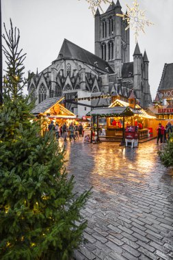 16 Aralık, Gent, Belçika. Noel ağacı, gotik katedral ve Noel pazarının parlak ışıklı ışıkları. Havada Noel. 