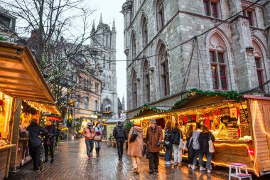 16 Aralık, Gent, Belçika. Eski kasabadaki Noel pazarında, bir sürü insan. 