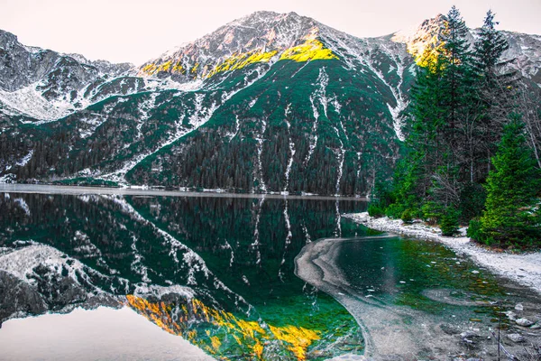 Beautiful Mountains Reflect Cold Lake Waters Beautiful Bright Winter Colors — Stock Photo, Image