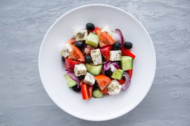 Gri taş arkaplanda taze Yunan salatası, üst manzara.. 