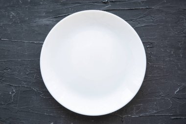 Siyah taşın üzerinde boş beyaz plaka, üst görünüm.