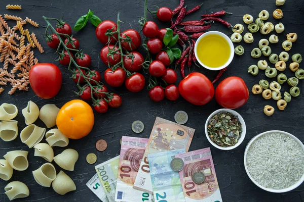 意大利的金融危机 日常开支的概念概念 欧元钞票 西红柿和不同种类的面食 顶部视图 — 图库照片