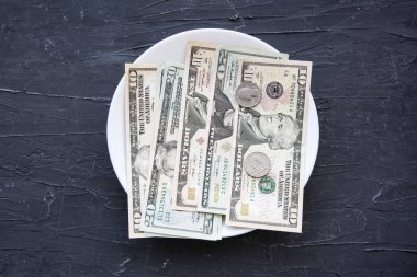 Para, Amerika 'da yiyecek konseptine harcanıyor. Tabakta dolar var.. 