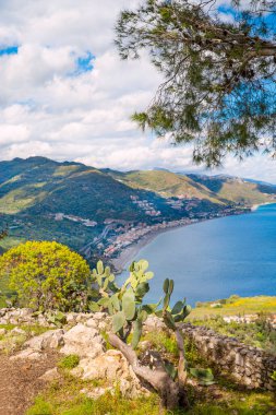 İtalya, Sicilya, Taormina 'daki Akdeniz manzarası çok güzel. Güzel güneşli bir gün. 