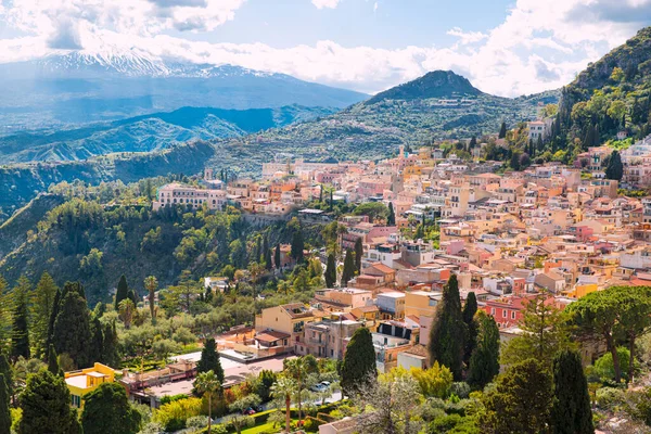 Taormina kasabası panoramik manzara ve İtalya 'nın Sicilya adasındaki Vesuvius dağı. Güzel bir yaz günü.  