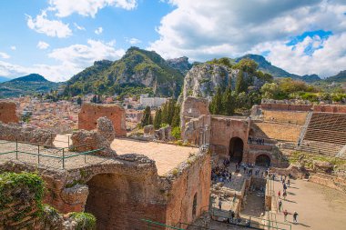 Sicilya, Taormina 'da eski bir tiyatro. Güneşli yaz gününde güzel pamoramik manzara. 