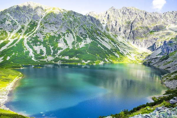 Beautiful Lake High Mountains Turquoise Green Waters Peaks Snow Bright — Stockfoto