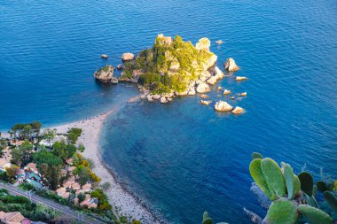 Sicilya, Taormina 'daki Isola Bella Adası. güzel üst manzara. 