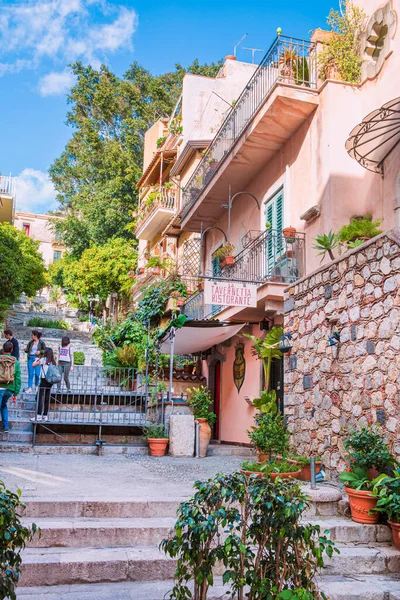9 Nisan 2019 Taormina, Sicilya. Güzel sokaklar, yürüyen turistler ve restoran.. 