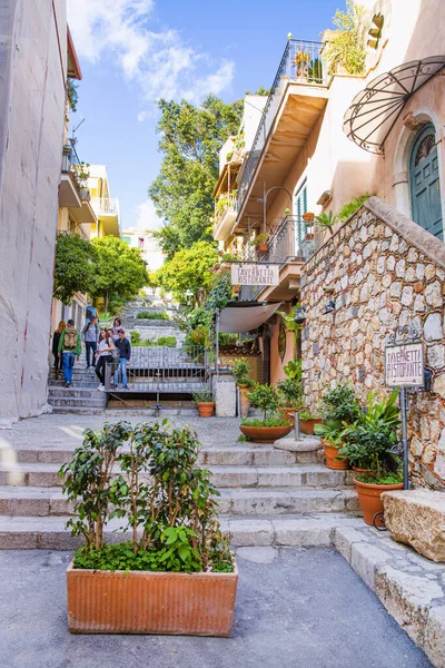 9 Nisan 2019 Taormina, Sicilya. Güzel sokaklar, yürüyen turistler ve restoran.. 