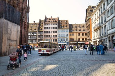 2 Mayıs 2022, Strasbourg, Fransa. Place de la Cathedrale de Strasbourg, turist treni ve katedral yakınlarında bir sürü insan.. 