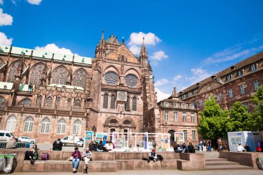 2 Mayıs 2022, Strasbourg, Fransa. Strasbourg Katedrali 'nin yakınındakiler. 