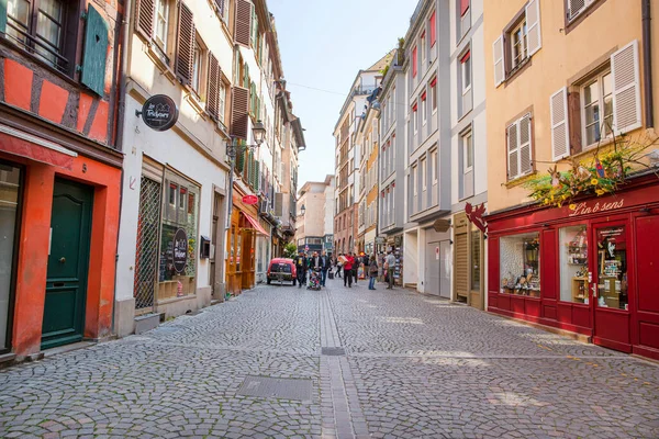 2 Mayıs 2022, Strasbourg, Fransa. Strasbourg 'da eski ortaçağ mimarisi olan güzel bir cadde. Restoranlar, yerel dükkanlar ve insanlar. 