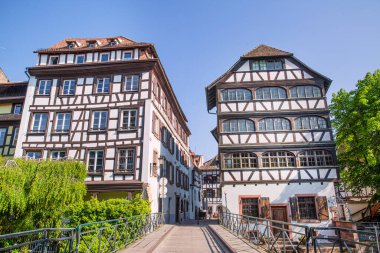 Küçük Fransa (La Petite France) Strazburg, Alsase, Fransa 'da. Parlak güneşli bir günde yarım keresteli binalar. 