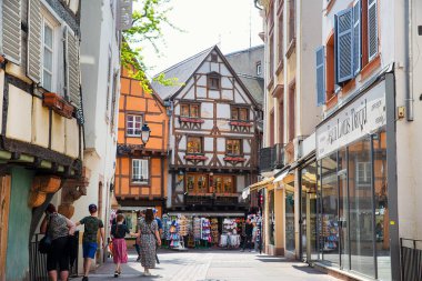 3 Mayıs 2022, Colmar, Fransa. Eski ortaçağ sokağında yarı ahşap evler. 