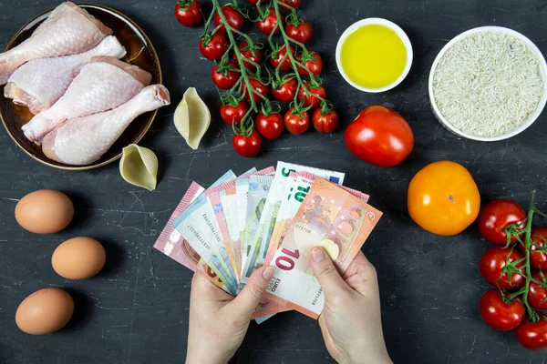 Wysokie Wydatki Codzienną Żywność Banknoty Euro Monety Produkty Kolorze Czarnego Obrazek Stockowy