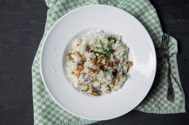 Siyah beton masa üzerinde leziz mantarlı risotto. Lezzetli İtalyan mutfağı.. 