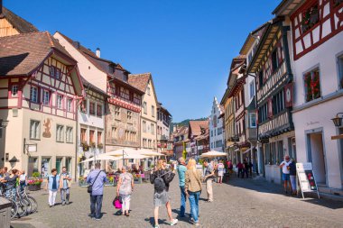 23 Ağustos 2017 Stein Rhein, İsviçre. Şehir merkezinde eski güzel binalarda turistler. 