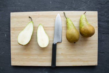 Kesme tahtası ve bıçakla sulu armut meyveleri, yakın çekim, üst manzara.. 