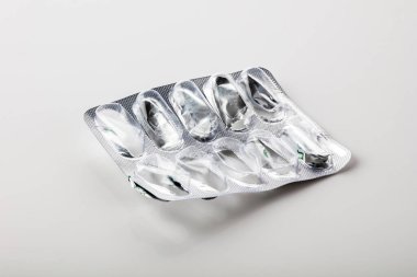 Kapsüllerin beyaz arka planda izole edildiği gümüş renkli ezilmiş ve bükülmüş kabarcıklar kullanılmış. Hızlı seçim için kırpma yolu var. Desing için.