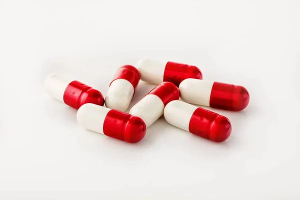 Flera Tvåfärgade Vita Röda Kapslar Med Läkemedel Ligger Hög Vit — Stockfoto