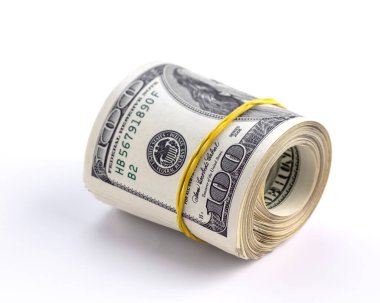 Beyaz arka planda izole edilmiş sarı bir lastikle sarılmış 100 dolarlık Amerikan banknotları. Yakın plan. Bir kırpma yolu kaydedildi.