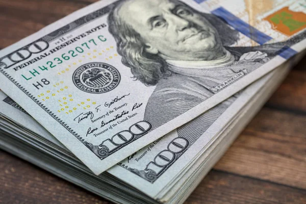 Yünlü arka planda bir yığın 100 dolarlık nakit para. Modelleme. Kırpılmış domuz yolu da dahil.