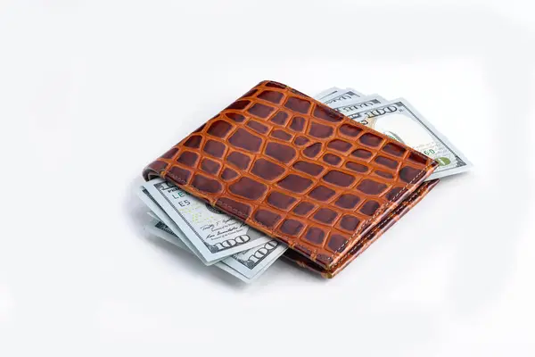 Beyaz arka planda izole edilmiş deri bir cüzdanda 100 dolarlık Amerikan banknotları. Yakın plan. Bir kırpma yolu kaydedildi.