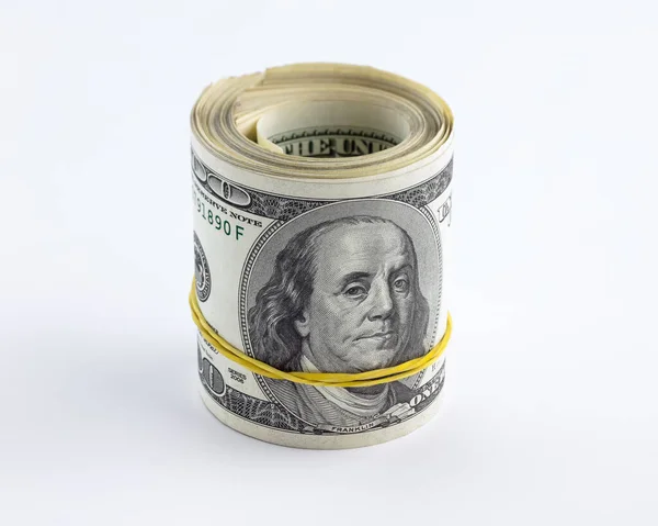 Beyaz arka planda izole edilmiş sarı bir lastikle sarılmış 100 dolarlık Amerikan banknotları. Yakın plan. Bir kırpma yolu kaydedildi.