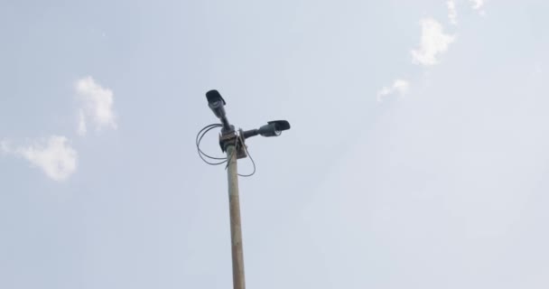 Зовнішні камери з кабелем на полюсі управління міським рухом — стокове відео