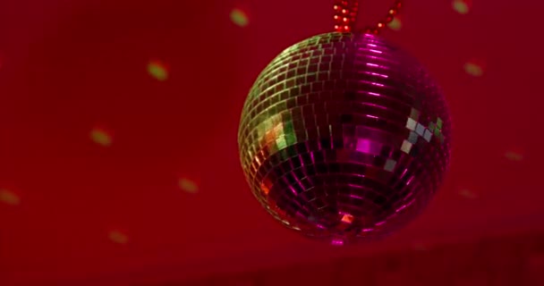 La palla di discoteca lucente accende il soffitto all'atto di cambiare luci di colori — Video Stock