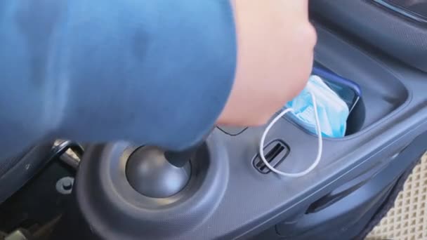 La mano de la persona cambia el palillo móvil del engranaje en coche contemporáneo — Vídeos de Stock