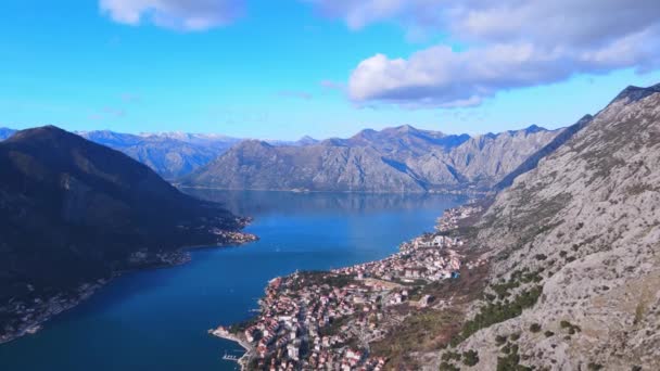 Hermosa vista panorámica de pájaro de la vieja ciudad europea Kotor y bahía del mismo nombre, situado entre cordilleras de montaña, tiro con drones desde la altura — Vídeos de Stock