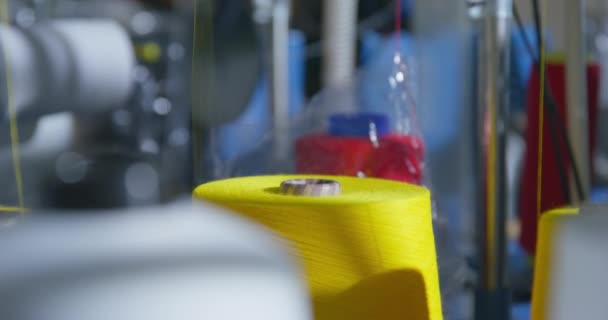 Vlákno ze žluté cívky se rychle uvolní v továrně na oděvy — Stock video